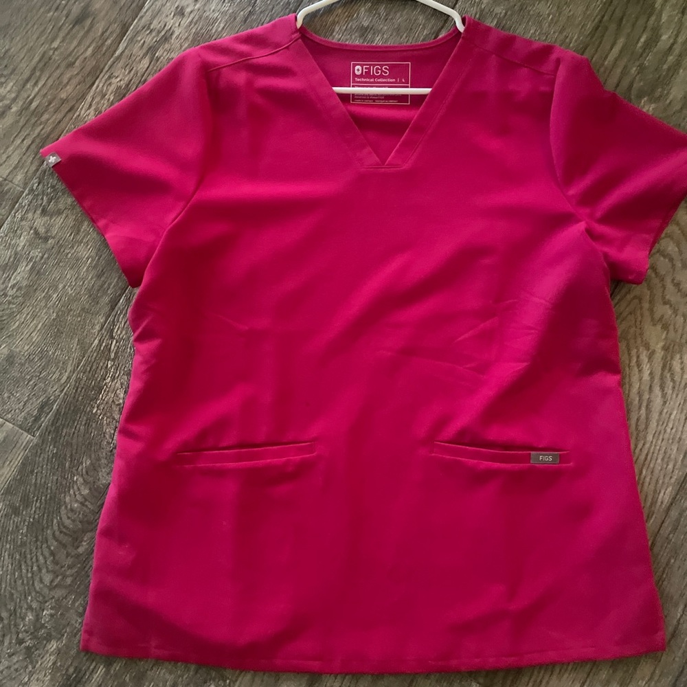 FIGS Women's Ultra Rose Casma Three-Pocket
Scrub Top, Large